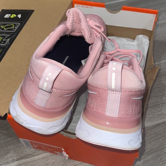 Womens nike shoes - Picture 2 of 6